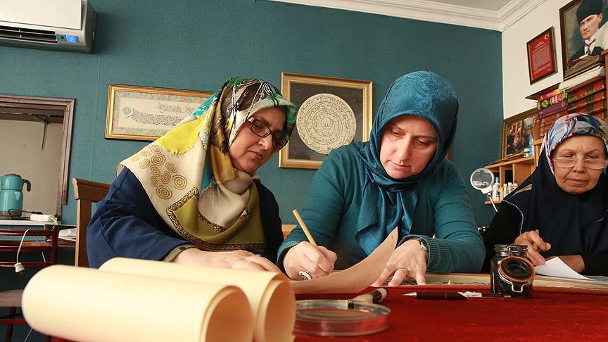 Kendisi gibi kadın hattatlar yetiştiriyor