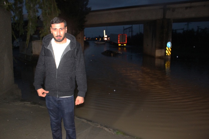 Su biriken yolda mahsur kalan otomobil çekildi