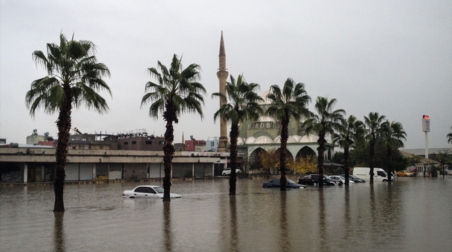 Adana'da sağanak hayatı olumsuz etkiledi