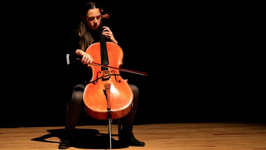 Çello virtüözü Arya Nur yeteneğiyle ilham kaynağı olmak istiyor