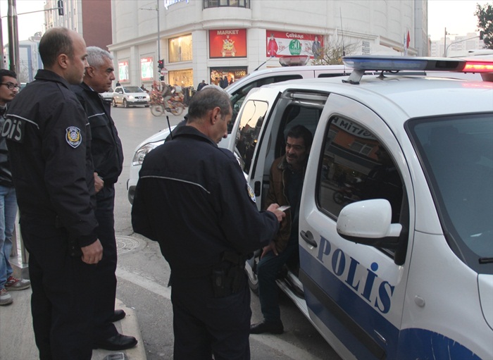 Kendisini yakmaya çalışan kişiyi vatandaşın hamlesi kurtardı