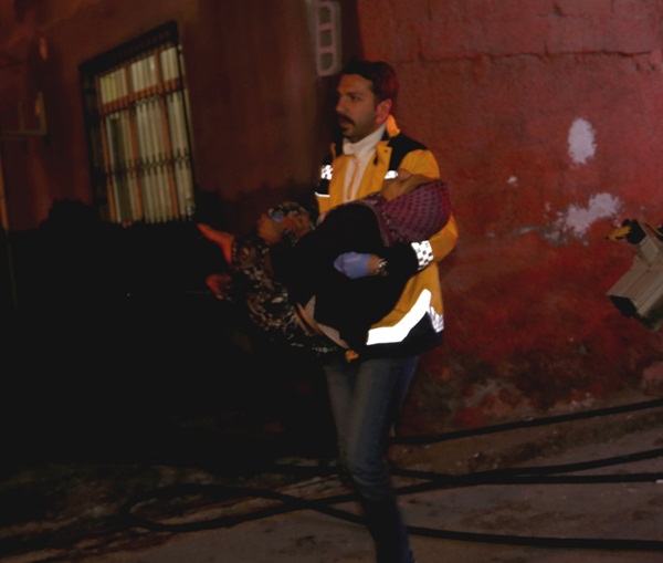 Adana'da ev yangını: 4 yaralı