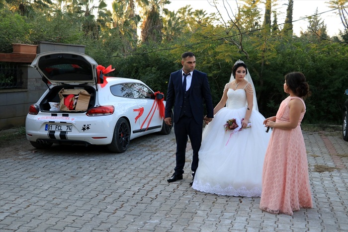 Adana’da gelin arabasından hırsızlık iddiası