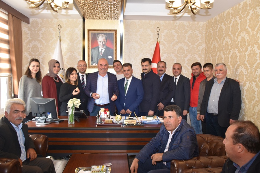 Belediye Personellerinden Başkan Aslan'a Sürpriz