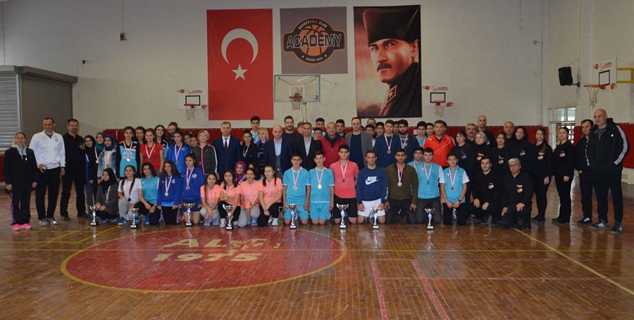 Adana’da Okullar arası Genç Kız ve Erkekler Badminton İl Birinciliği tamamlandı