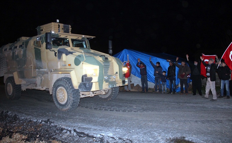 Sınır birliklerine obüs ve tank sevkiyatı yapılıyor