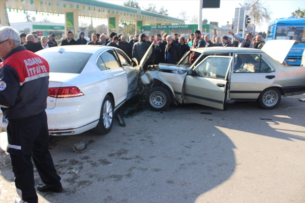Adana'da 2 otomobil çarpıştı: 3 yaralı