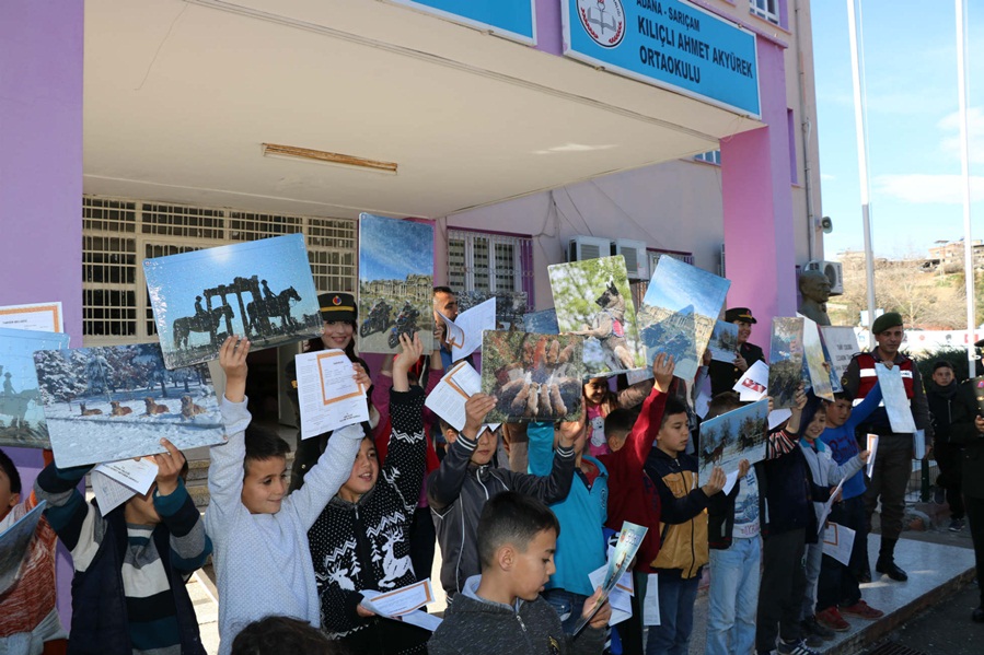 Jandarma Öğrencilerin Karne Sevinçlerine Ortak Oldu