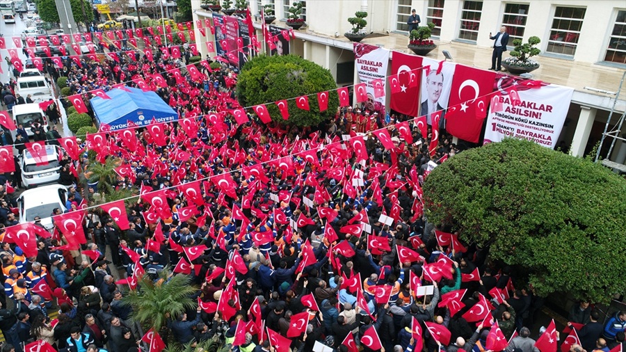"Adana 1 Milyon Bayrak Asıyor"