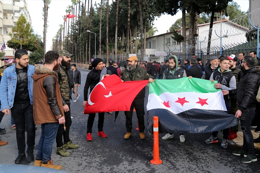 Sığınmacılardan Zeytin Dalı Harekatı'na katılmak için başvuru