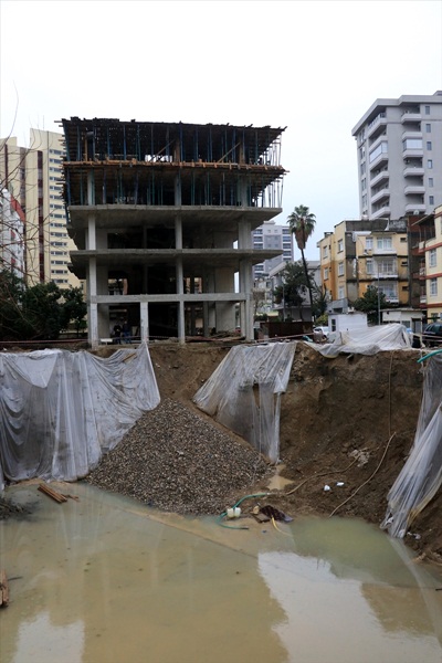 Adana'da temel kazısında toprak kayması