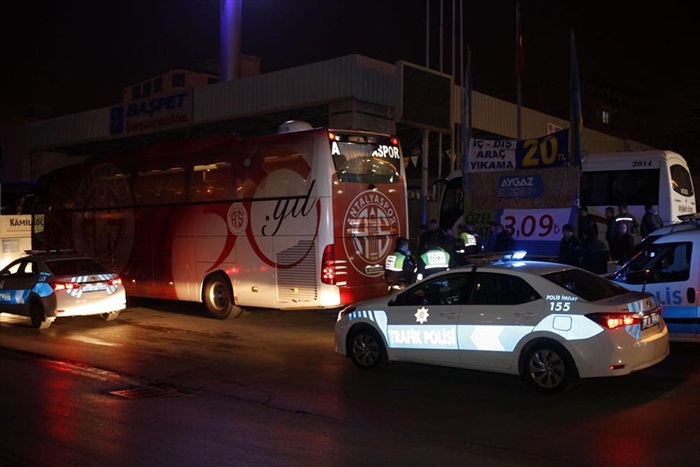 Antalyaspor otobüsüne yapılan taşlı saldırı