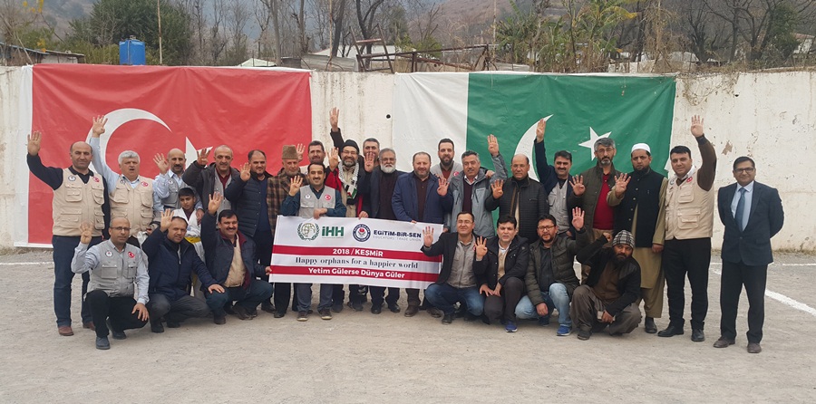 Eğitim-Bir-Sen’den Pakistan’daki Yetimlere Eğitim Yardımı