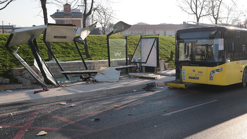 Otobüs durakta bekleyenlere çarptı: 3 ölü