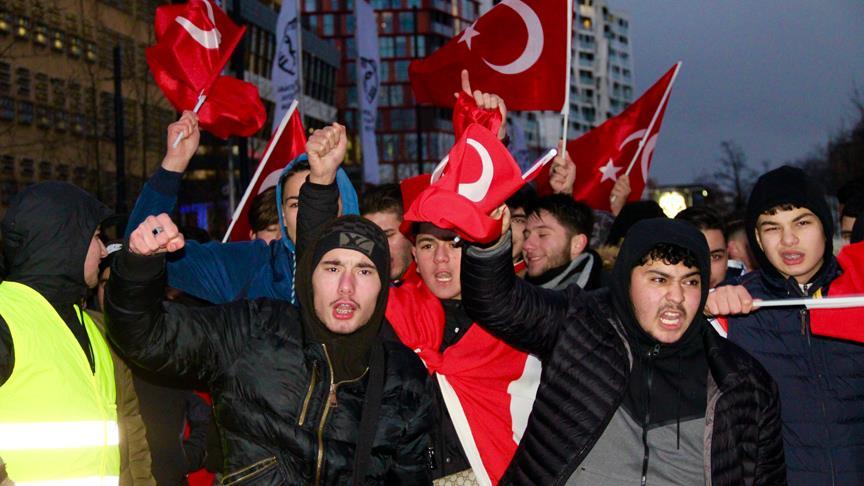 Hollanda'da Türkler PKK'yı protesto etti