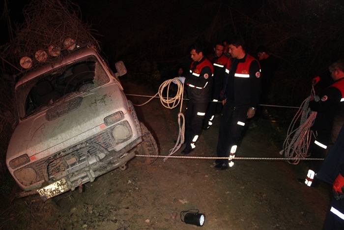 Adana'da otomobil şarampole devrildi