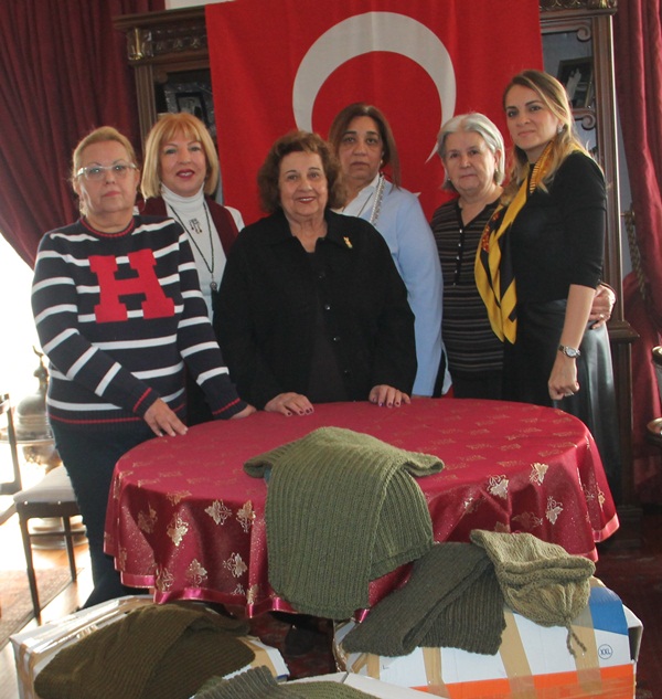 Anne yüreği ile atkı,bere,eldiven,kazak ördüler..