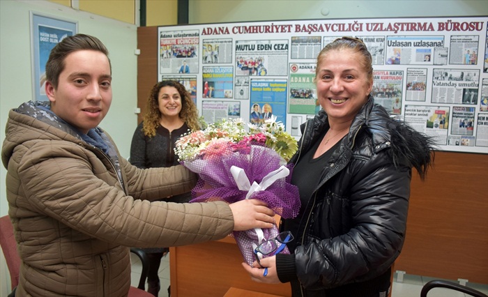 Elini öpüp çiçek veren sürücüyle uzlaştı