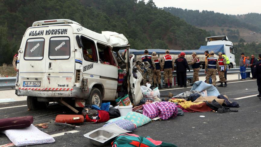 Kahramanmaraş'ta minibüs kamyona çarptı: 8 ölü