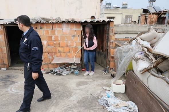 Çatıdaki odadan gelen çığlık sesleri polisi alarma geçirdi