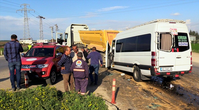 Adana'da minibüs kamyona çarptı: 4 yaralı