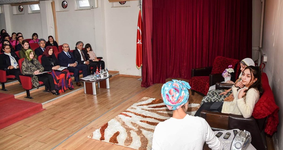 Vali Demirtaş ‘’Masallarıma Kar Yağıyor’’ İsimli Tiyatro Oyununu İzledi
