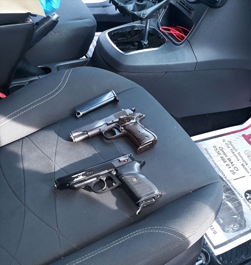 Adana'da otomobilde ruhsatsız 2 tabanca ele geçirildi