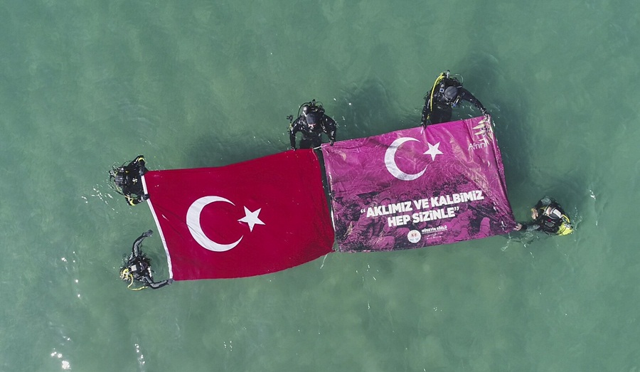 Dalgıçlar denizde Türk bayrağı açtı 