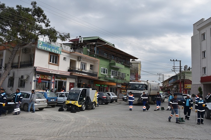 Karaisalı'da Temizlik Çalışması..