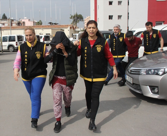 Çaldıkları bilgisayarı taksi şoförüne hediye ettikleri iddiası