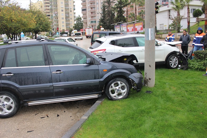Adana'da trafik kazası: 2 yaralı