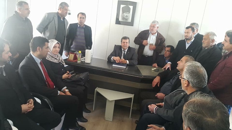Karataş AKP İlçe Başkanı İbrahim Yüce, Başkan Ünal’ın Makam Koltuğuna Oturdu..