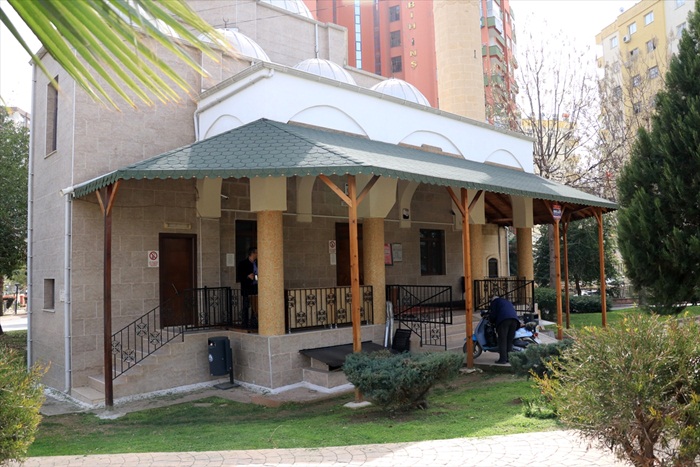 Camiden ayakkabı hırsızlığı güvenlik kamerasında