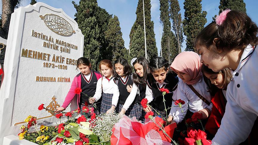 İstiklal Marşı'nın şairi Mehmet Akif mezarı başında anıldı