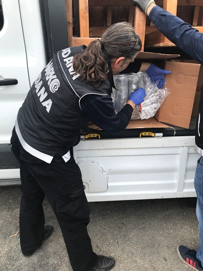 Gardiyan 217 kilo esrarla yakalanınca tutuklandı..