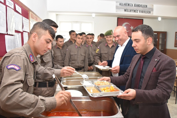 Kaymakam ve Belediye Başkanından Askerlere Moral Ziyareti