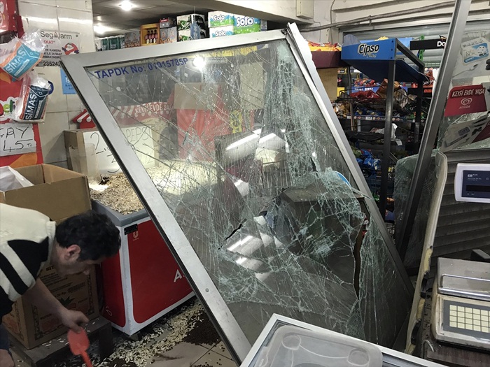 Adana'da otomobil markete girdi: 2 yaralı