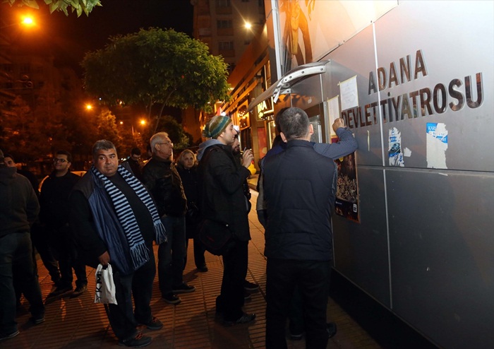 Tiyatro bileti için gece yarısı kuyruğa girdiler