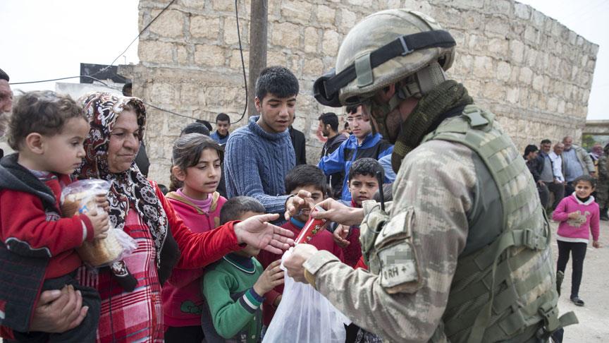 Mehmetçik Afrin'de sevgi gösterileriyle karşılandı