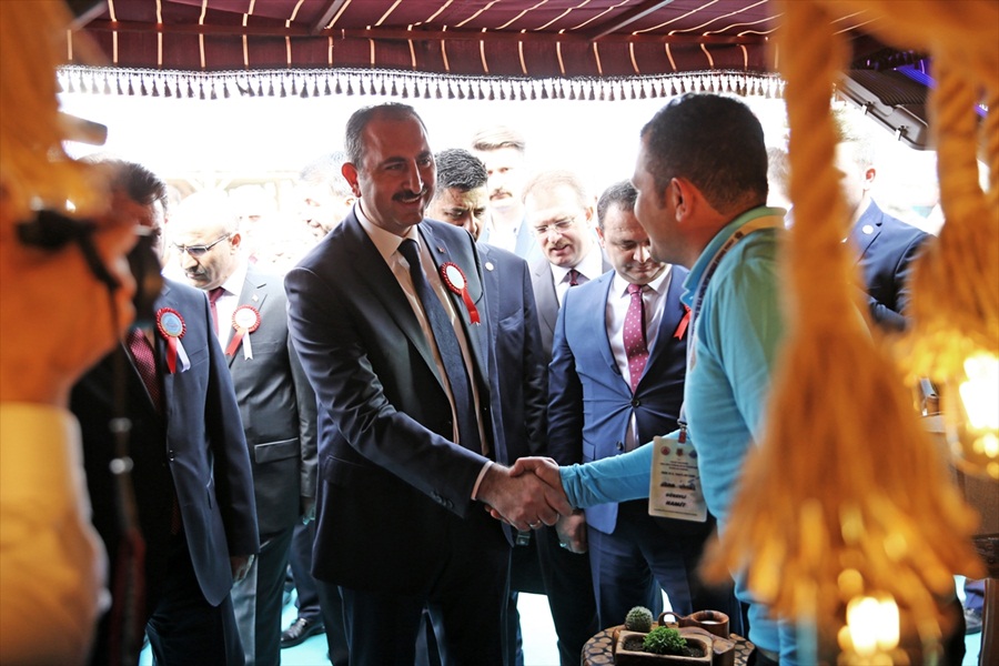 Bakan Gül: ‘Bu aziz millet ne işgal etmiştir ne de işgal altında boyunduruk altına girmiştir..’