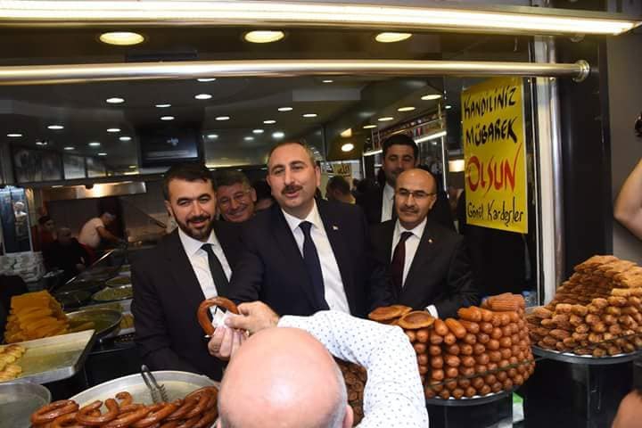 Bakan Gül tatlı yedi, tatlı dağıttı 