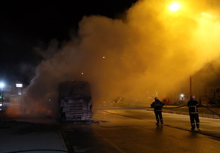 Adana'da yanan tırdan son anda kurtuldu..