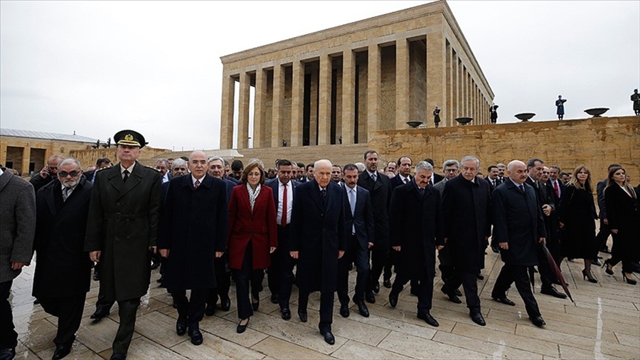 Bahçeli yeni MYK ve MDK üyeleriyle Anıtkabir'i ziyaret etti