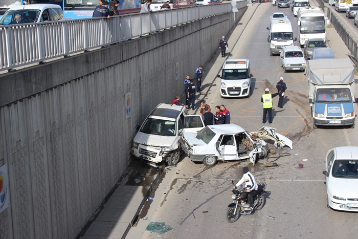 Adana'da otomobille cip çarpıştı: 3 yaralı