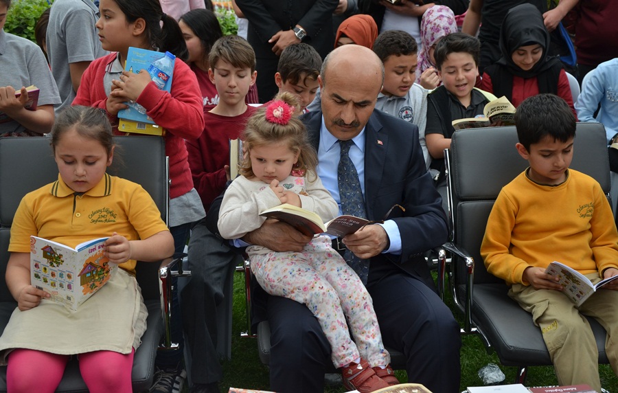 Adana'da Kitap Okuma Etkinliği