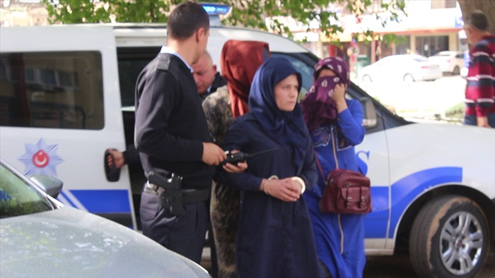 Hırsızlık şüphelisi kadınları ev sahibi yakaladı