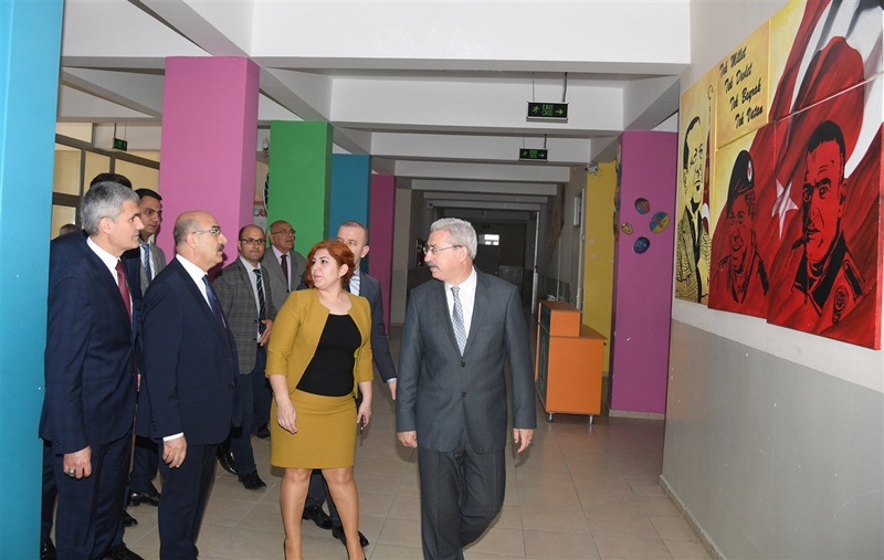 Vali Demirtaş Seyhan'daki Okullarda İncelemelerde Bulundu