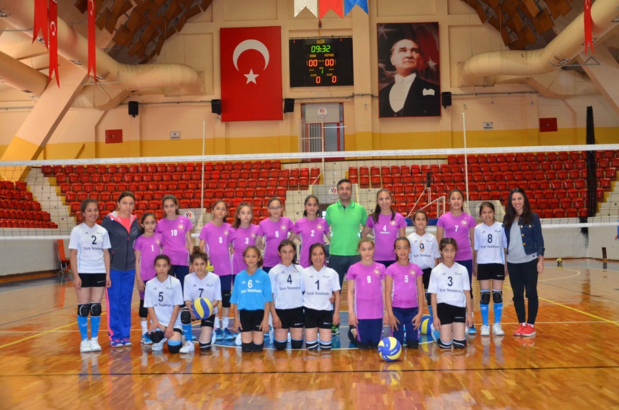 Okullar arası Voleybol Küçükler Yarı Final Müsabakaları Adana başladı