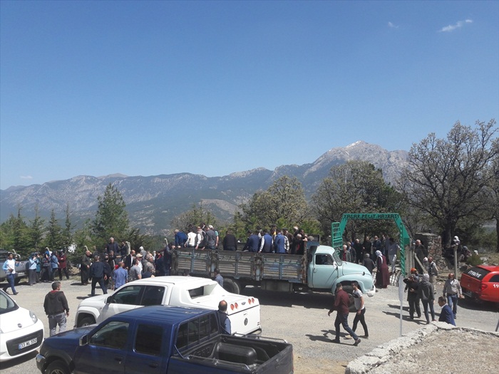 Nakliye kamyonu cenaze aracı oldu