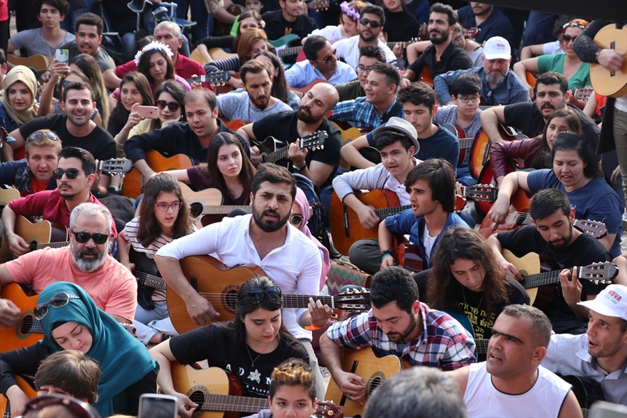 Adana'da 'toplu gitar çalma' rekoru denemesinde hüsran